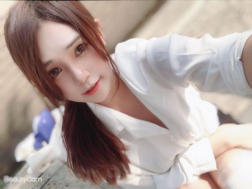 童顏美乳的正妹髮型師「來兒」，「性感事業線」要辣暈客人啦！