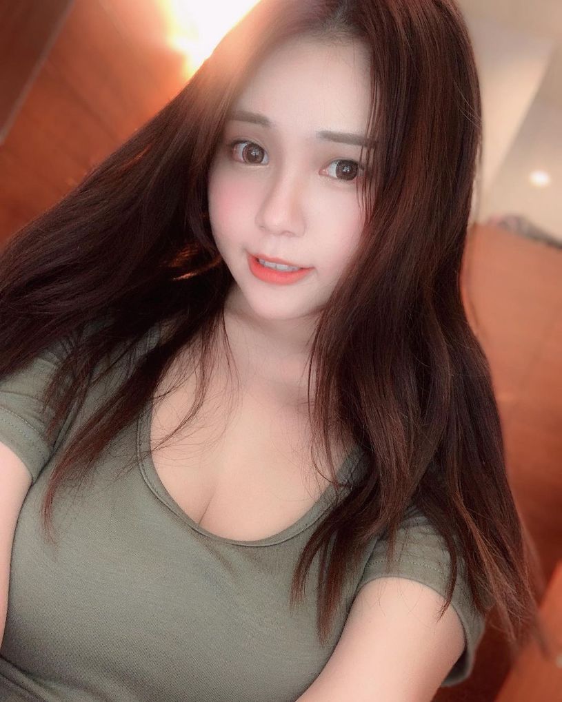 童顏美乳的正妹髮型師「來兒」，「性感事業線」要辣暈客人啦！