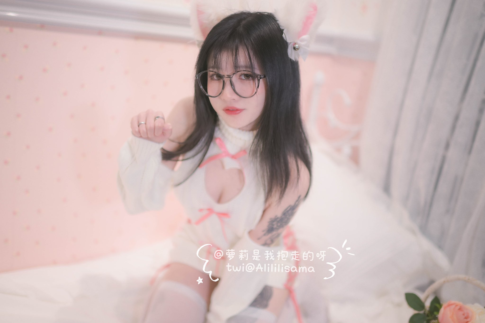 正妹Coser萌屬性破表　頂著可愛無敵顏卻邪惡使壞…畫面直接撩爆～