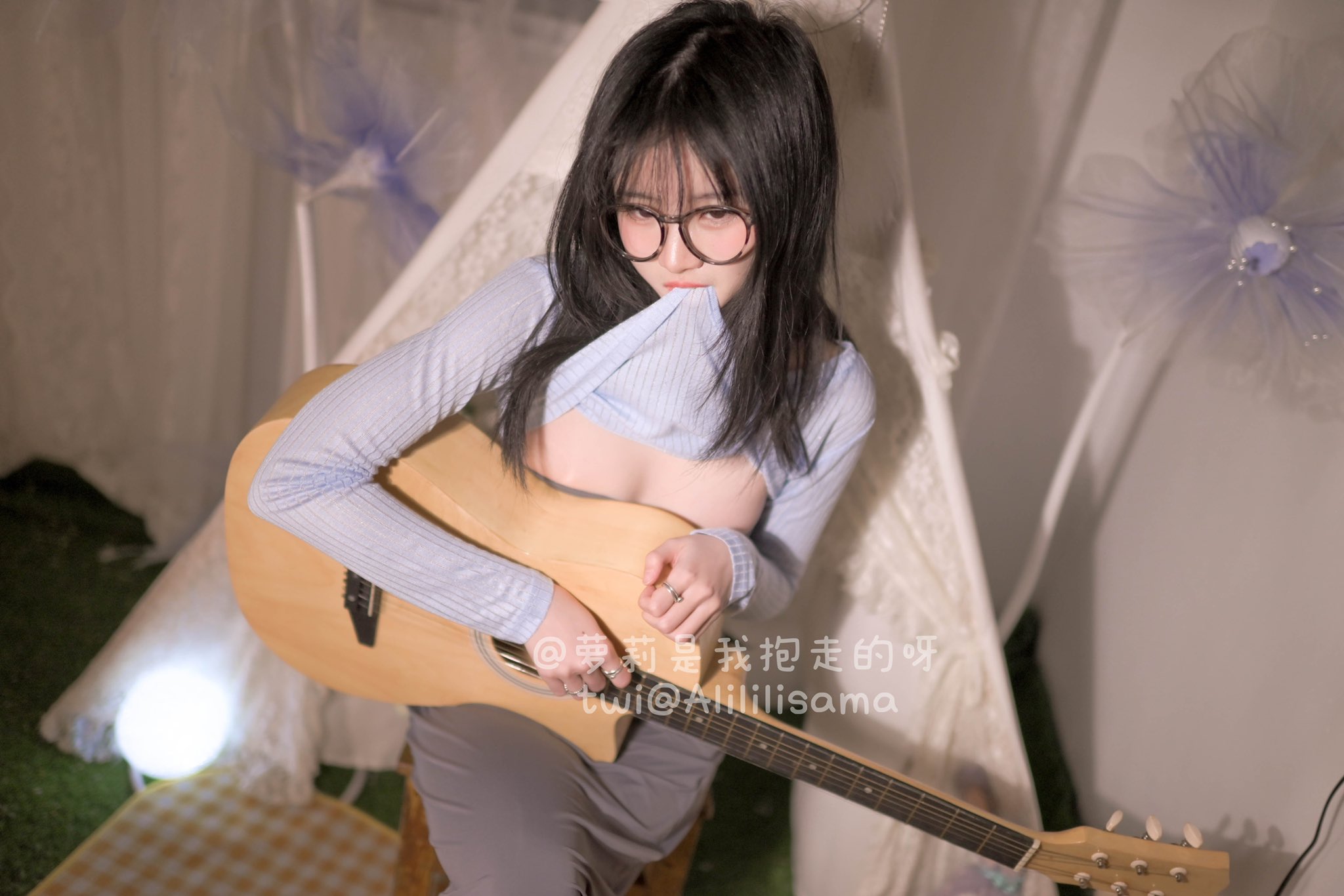 正妹Coser萌屬性破表　頂著可愛無敵顏卻邪惡使壞…畫面直接撩爆～
