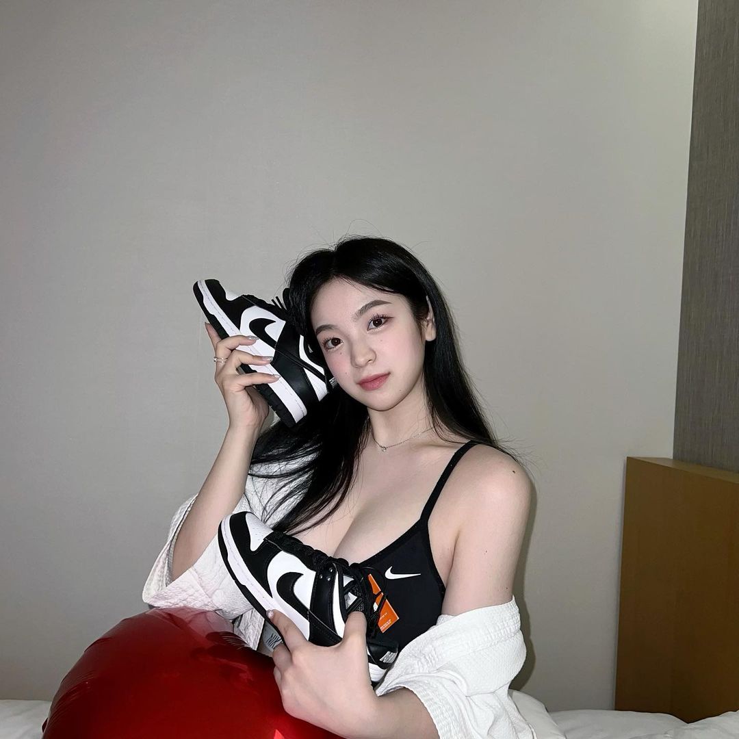 好巨大的白嫩肉圓！「爆乳素人正妹」大份量肉肉藏不住，躺平直接溢出來！