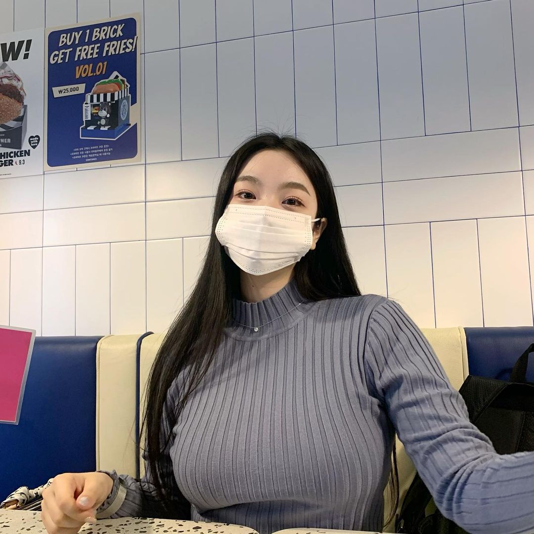 好巨大的白嫩肉圓！「爆乳素人正妹」大份量肉肉藏不住，躺平直接溢出來！
