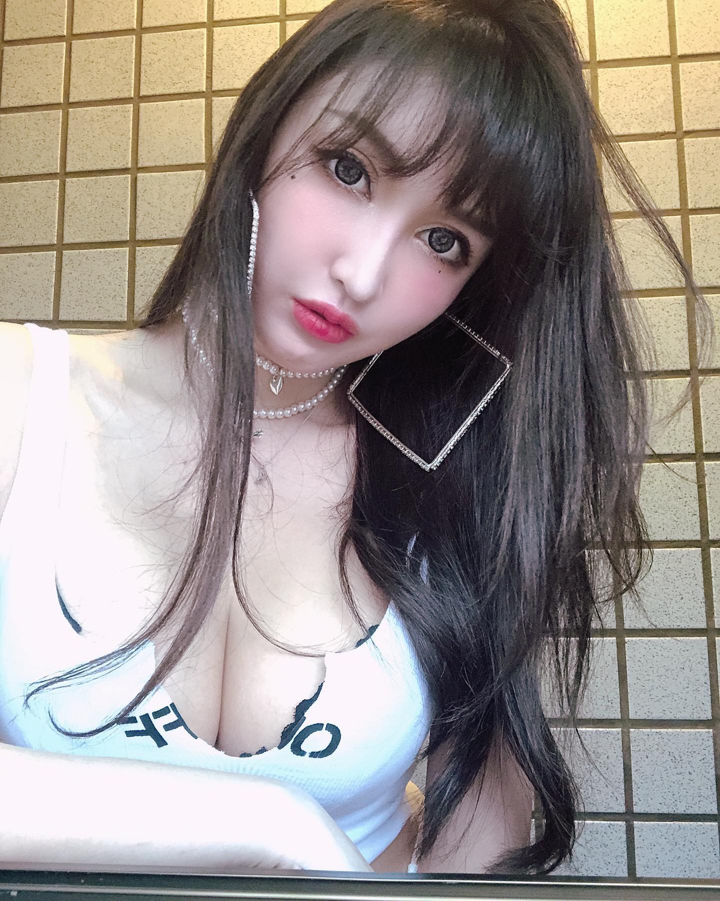 長腿模特「哈霓萱」邪惡巨乳超暴力，眼見內衣線被海溝吃掉！