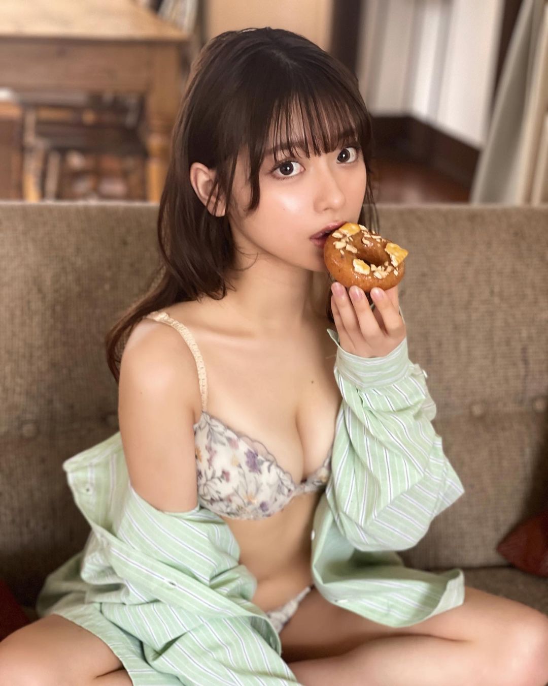 超可愛「大眼萌妹」挺嫩乳進軍寫真！精緻童顏＋窈窕曲線，網友瞬間被征服！