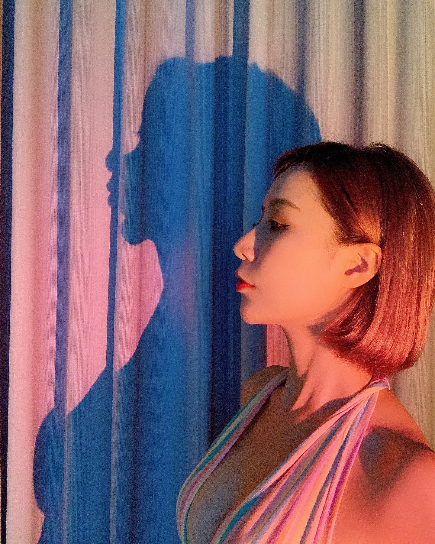 「性感DJ」光影下奶光邪惡四射，「細腰頂美乳」讓人想犯罪