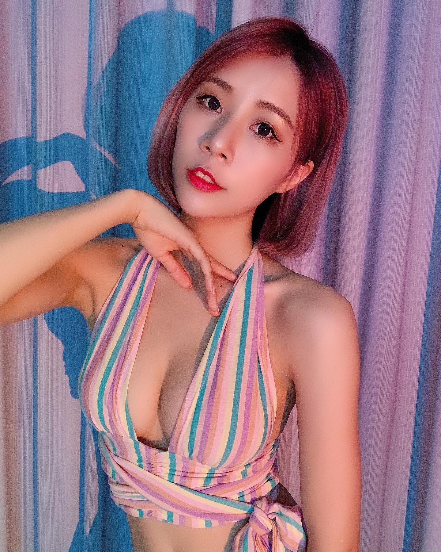 「性感DJ」光影下奶光邪惡四射，「細腰頂美乳」讓人想犯罪