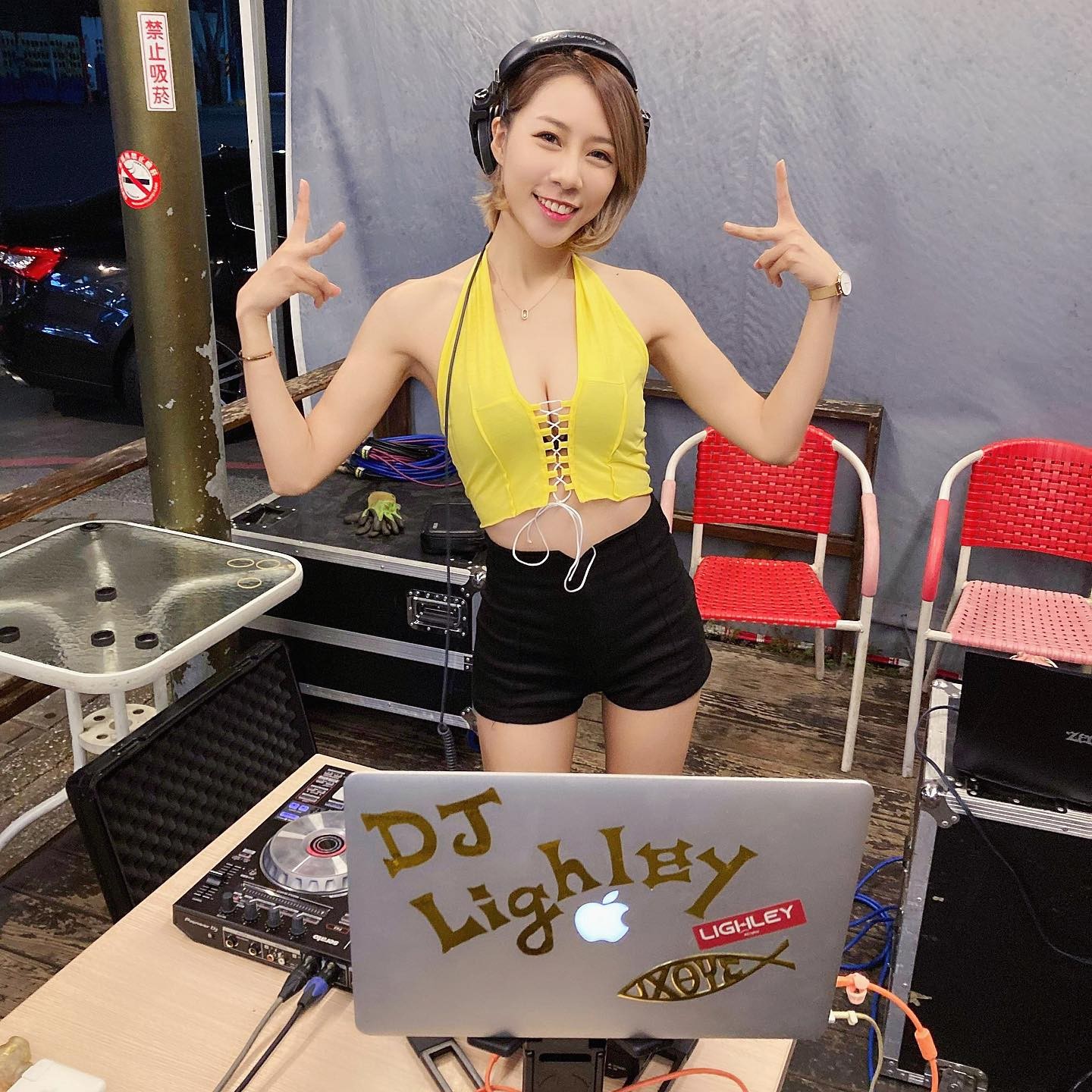 「性感DJ」光影下奶光邪惡四射，「細腰頂美乳」讓人想犯罪