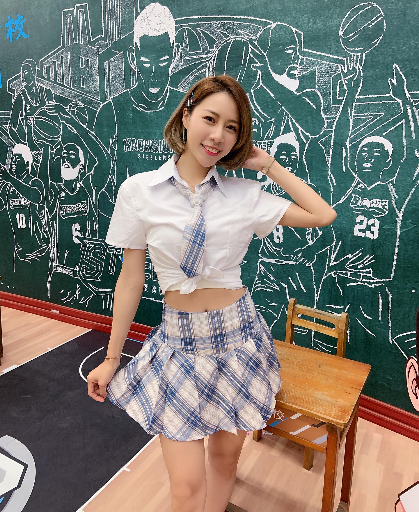 「性感DJ」光影下奶光邪惡四射，「細腰頂美乳」讓人想犯罪