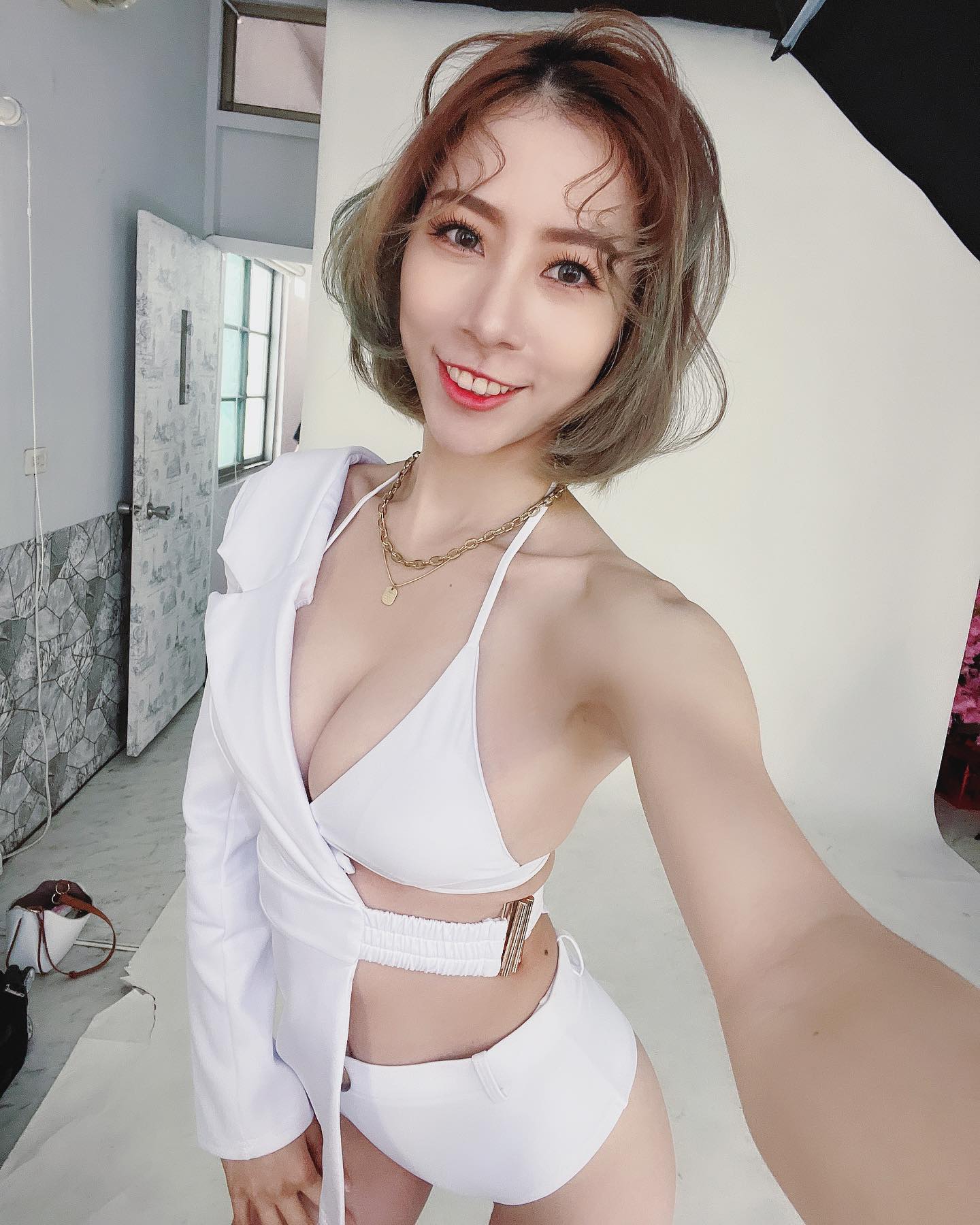 「性感DJ」光影下奶光邪惡四射，「細腰頂美乳」讓人想犯罪