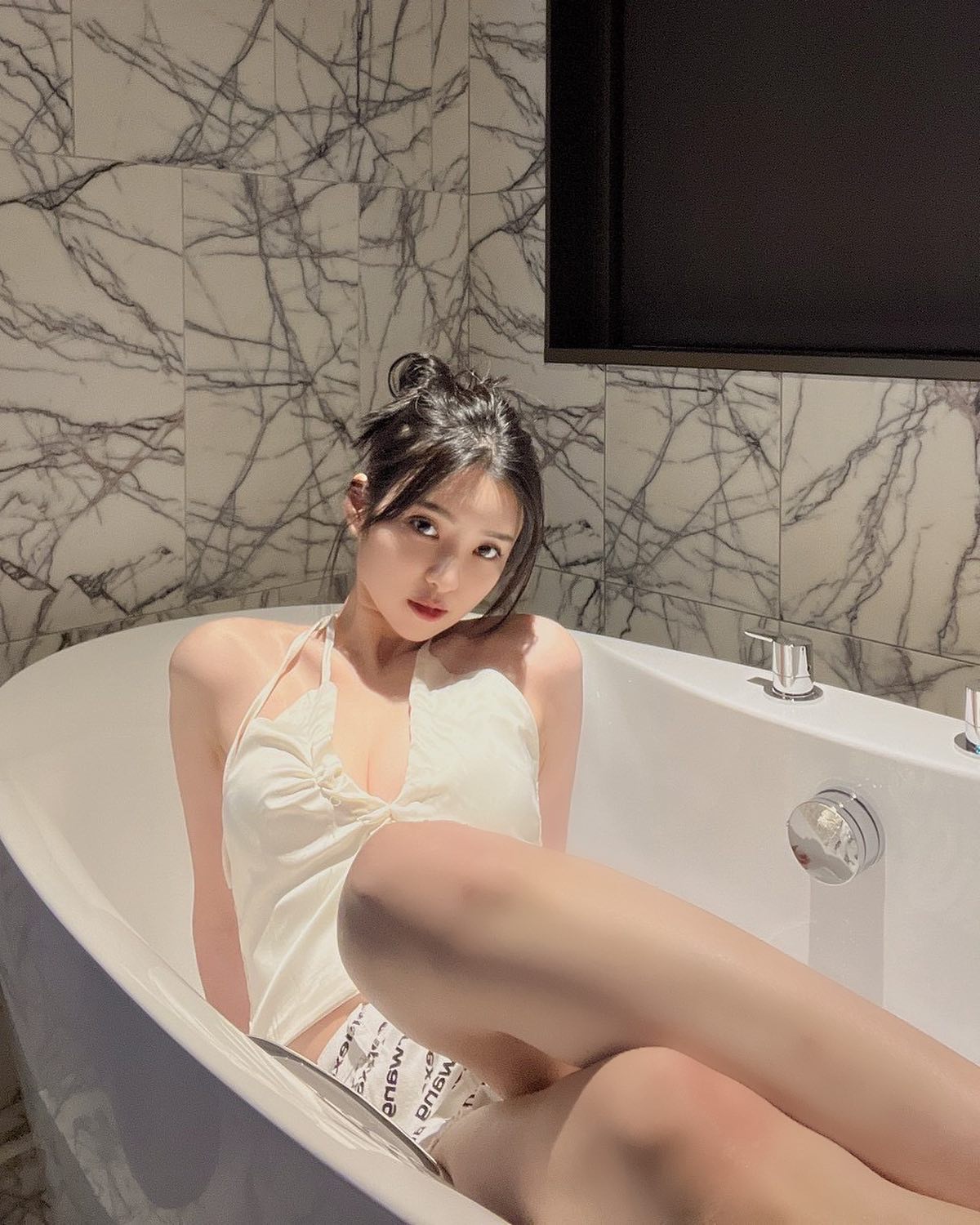 美女演員「安于晴」勤學新才藝！跪地練舞「穿這樣」傾出白皙北半球