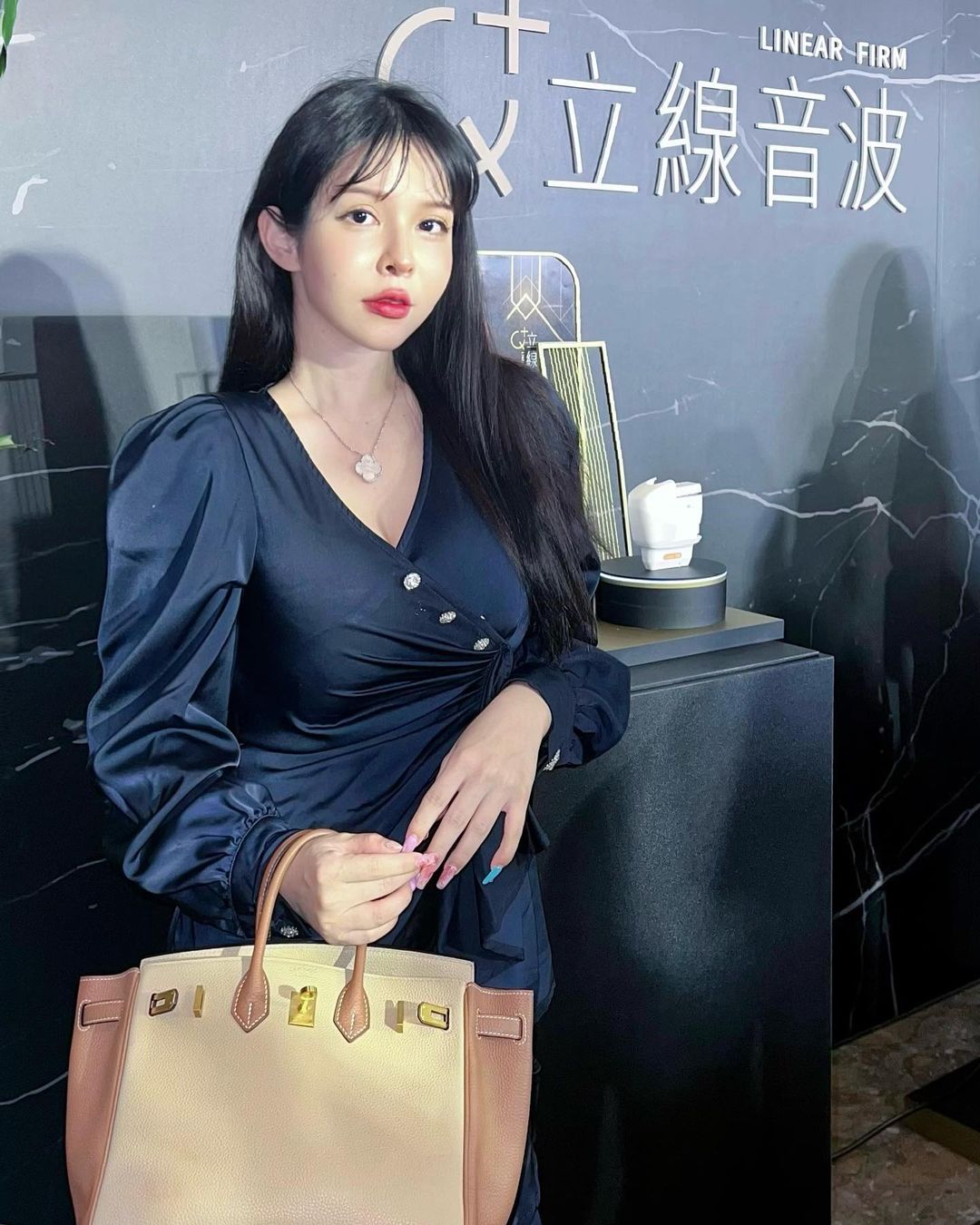 巨乳波神「Mandi香菱」比基尼辣泡野溪，「渾圓雙球＋飽滿蜜桃」浮出水面！