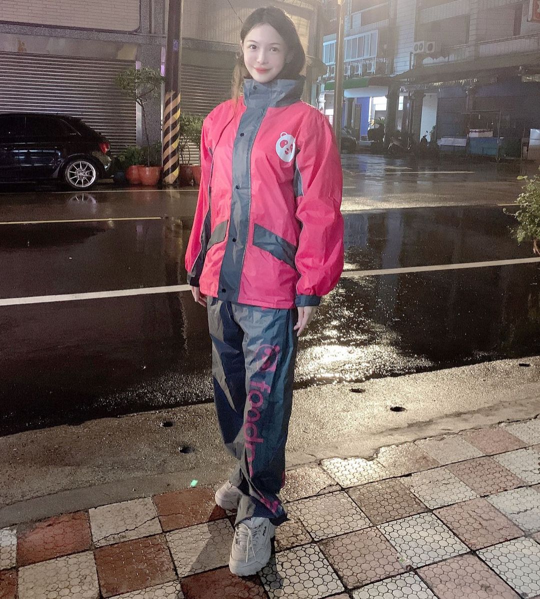 正妹外送員「Michelle 雪兒」性感洋裝露「白嫩Ｅ奶」，中路大開雙球快掉出來！