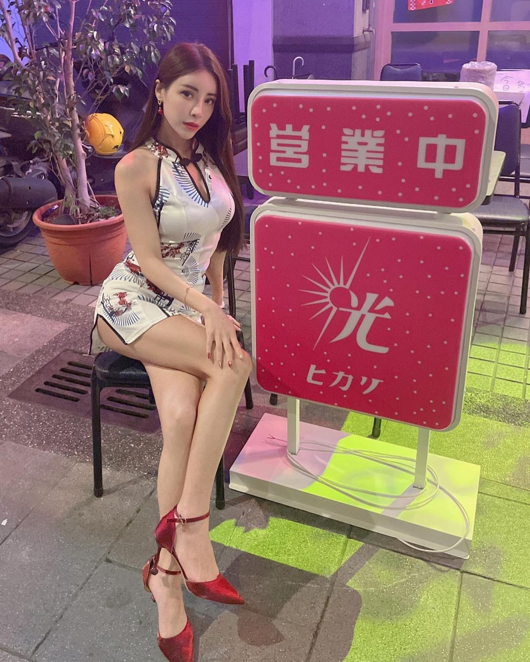 絕美御姐「Angel Liya」化身巨乳新娘，純慾白紗配爆乳深溝，讓人想瘋狂娶她！