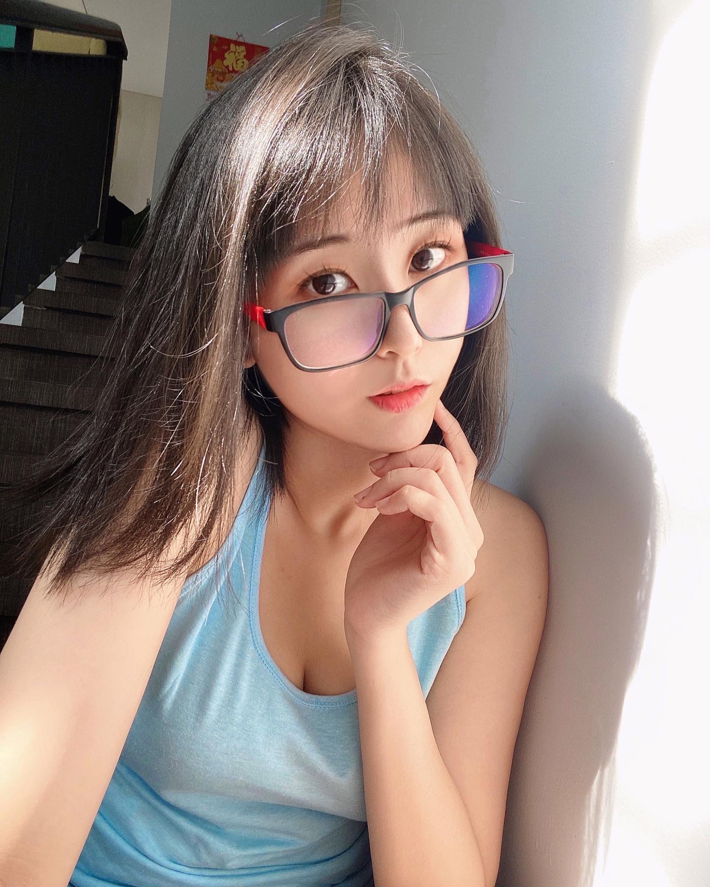 反差撩！可愛虎牙妹甜美笑容下藏殘暴胸器　緊身上衣就快擋不住爆乳外衝