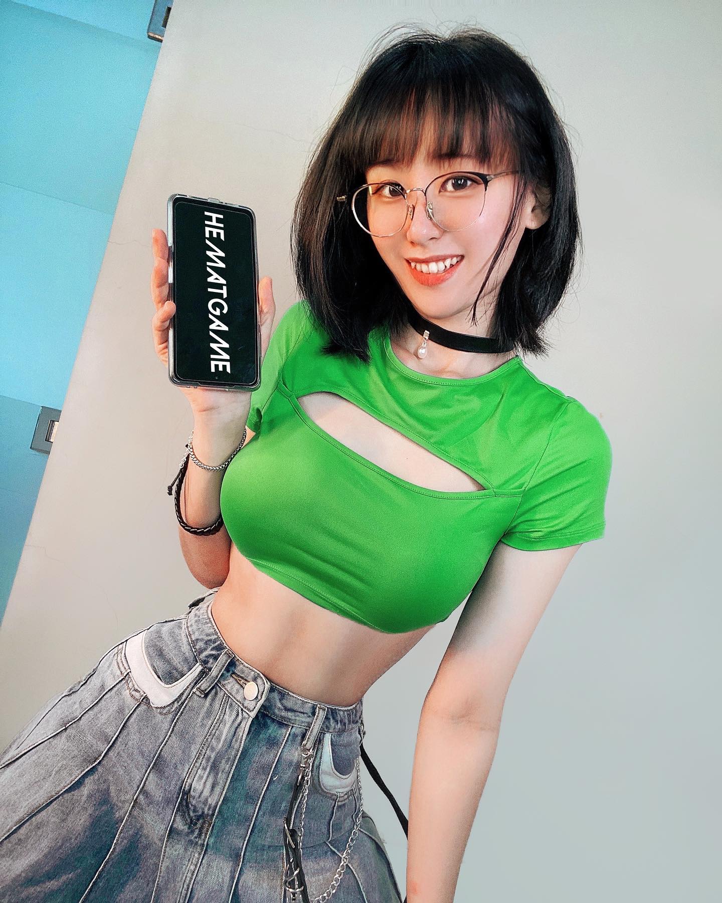 反差撩！可愛虎牙妹甜美笑容下藏殘暴胸器　緊身上衣就快擋不住爆乳外衝