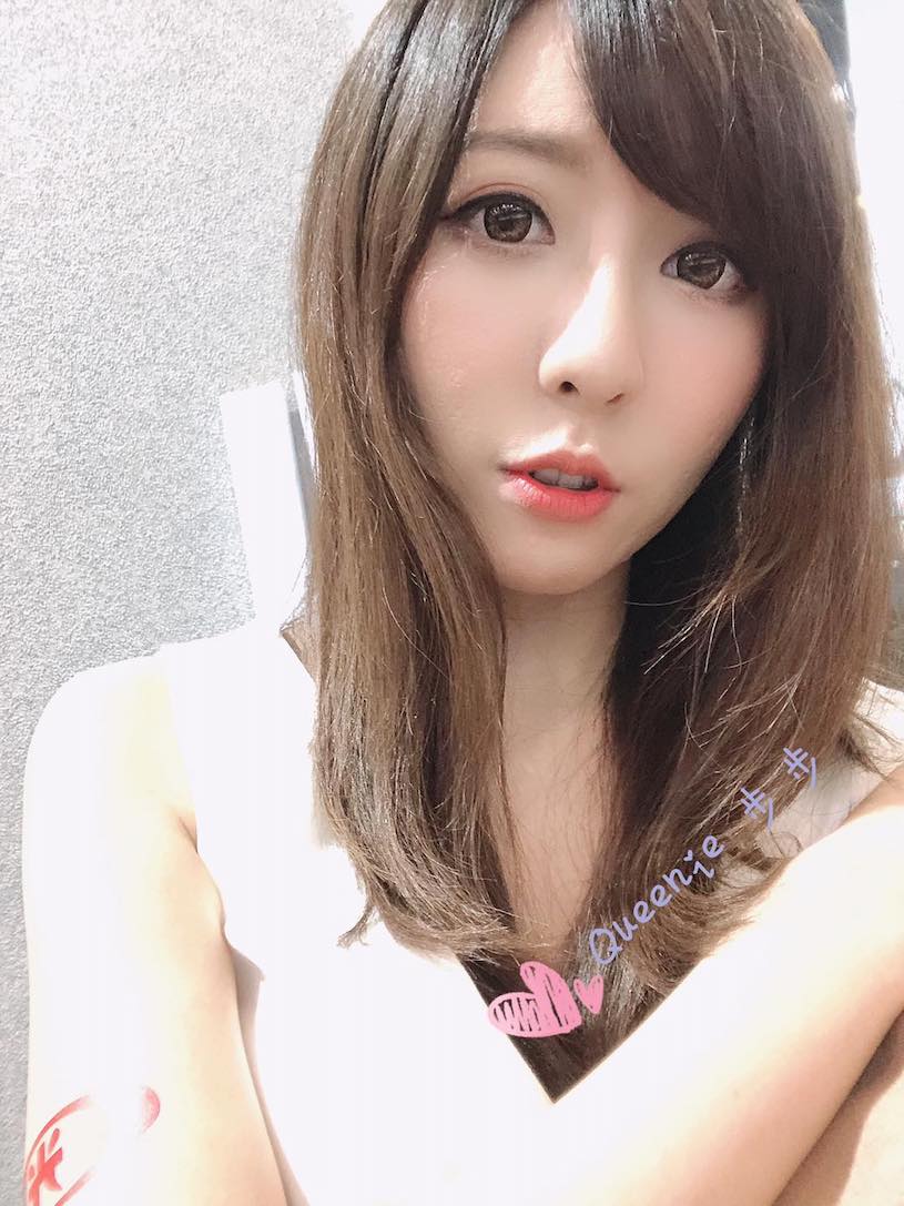 顏值很高的迷人女神「步步」，氣質禮服「好凸顯性感曲線」！