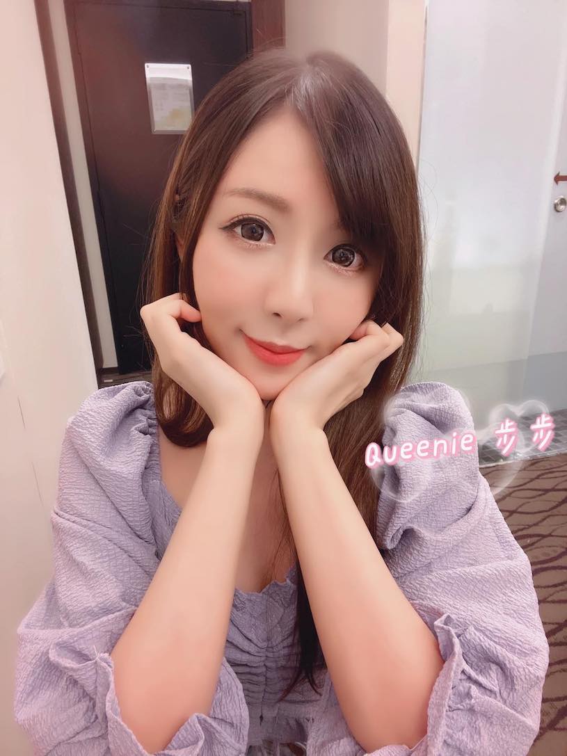 顏值很高的迷人女神「步步」，氣質禮服「好凸顯性感曲線」！