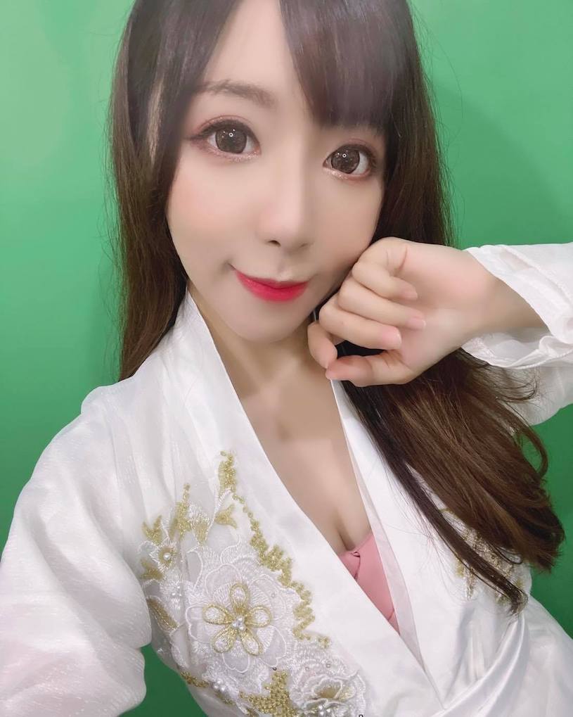 顏值很高的迷人女神「步步」，氣質禮服「好凸顯性感曲線」！