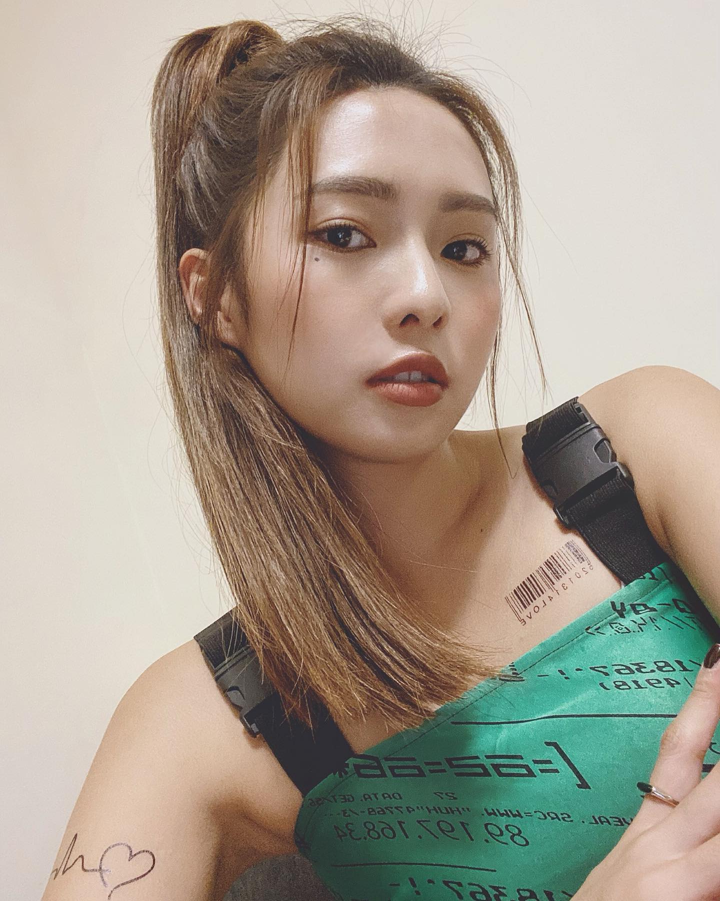 陽光甜心「簡廷芮」白嫩雙乳好誘惑！甜美笑容讓人一秒就戀愛！直接征服你的雙眼！ - 美女圖 -