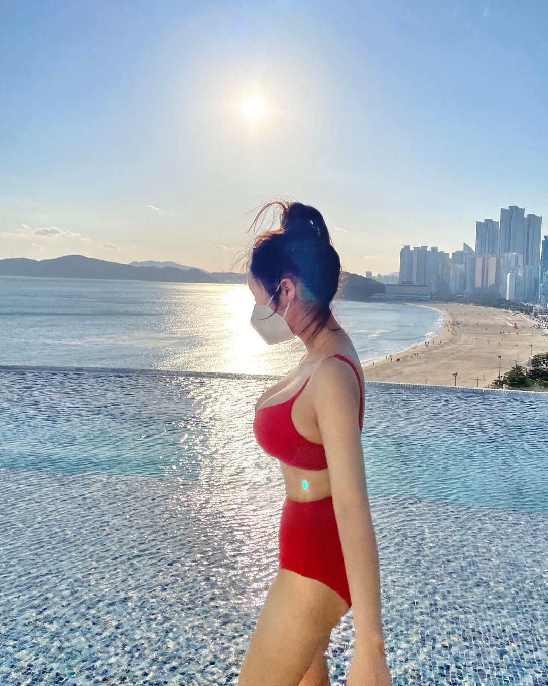魔術般的巨乳！「清秀正妹」平時好會藏，比基尼解放「豪大大雙球」！