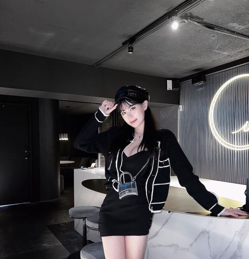 超火辣美乳蝙蝠女「潘潘 XC」，「白嫩酥胸」讓人好想被逮捕！