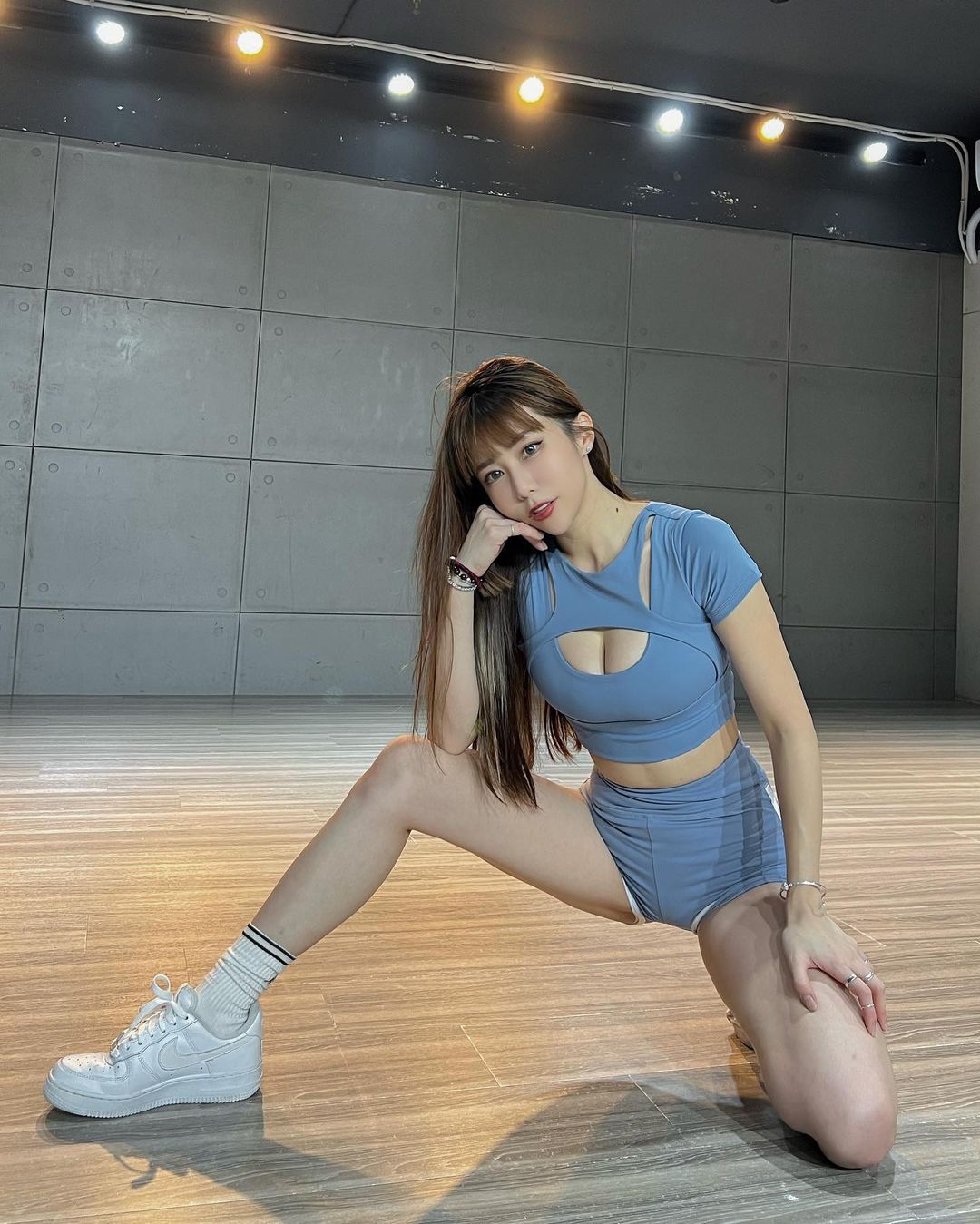球場最美的風景！啦啦女神「梓梓」新隊服曝光！曬「事業線＋白皙美腿」造福網友