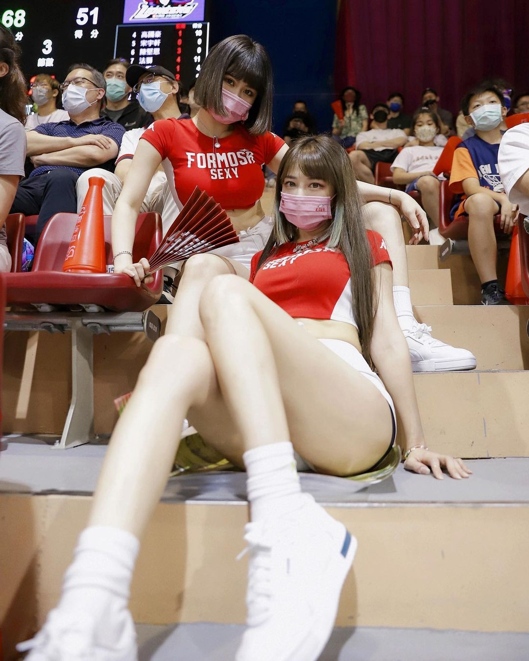 球場最美的風景！啦啦女神「梓梓」新隊服曝光！曬「事業線＋白皙美腿」造福網友