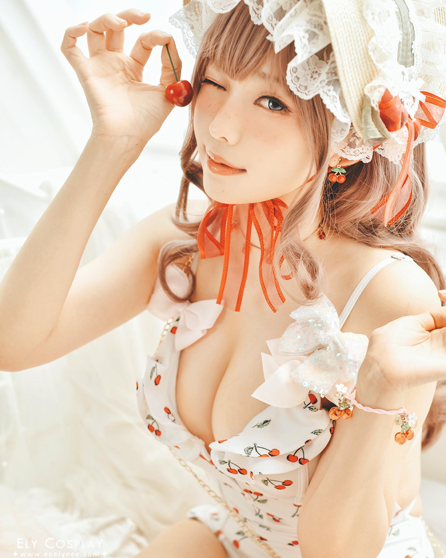 絕美Coser「Ely」性感胴體點綴白色蕾絲，甜美笑容讓人招架不住，霸氣奶量溢出！ - 素人正妹 -
