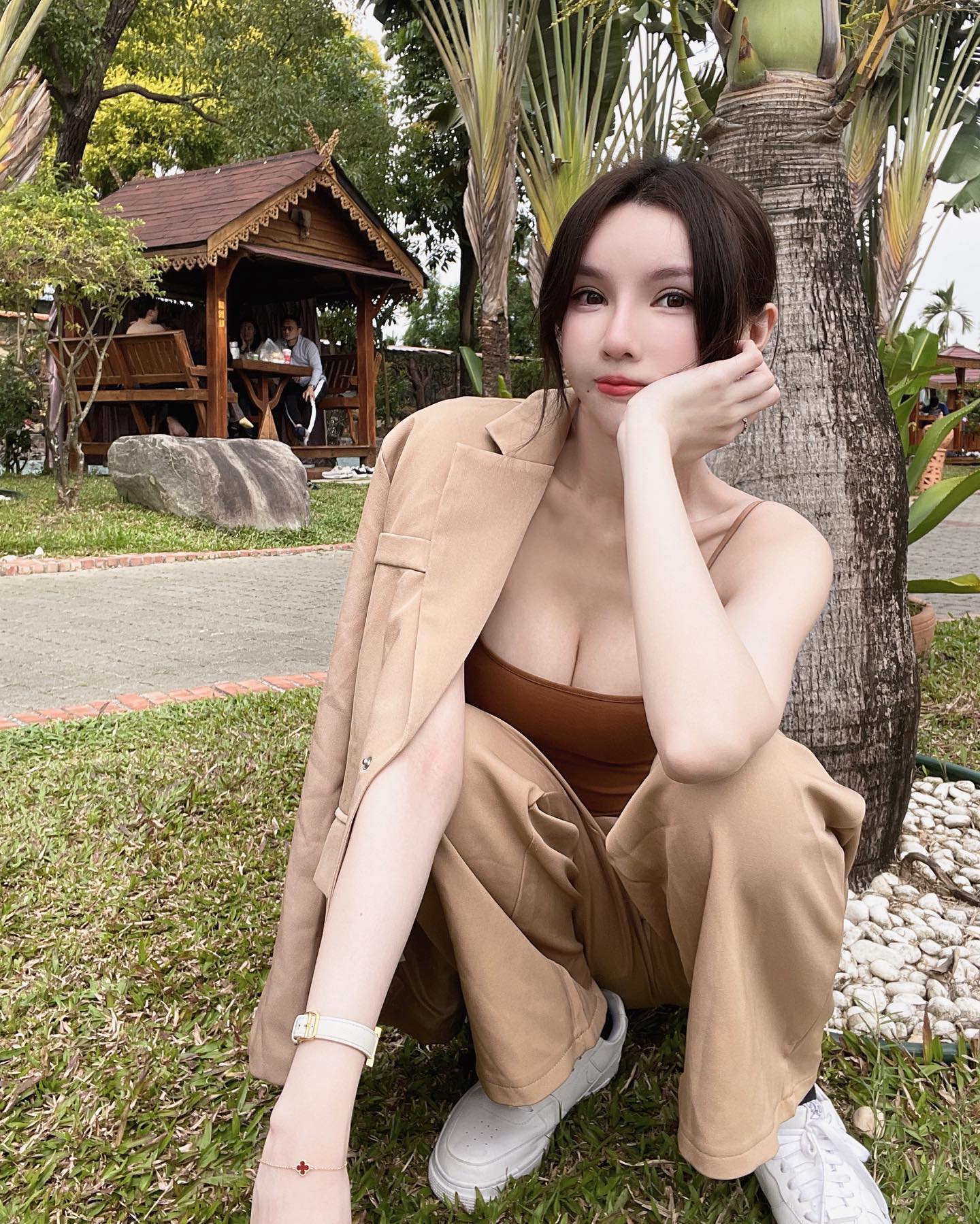 草原飄出陣陣奶香，「性感正妹」乍現「渾然ㄦ字溝」超吸睛