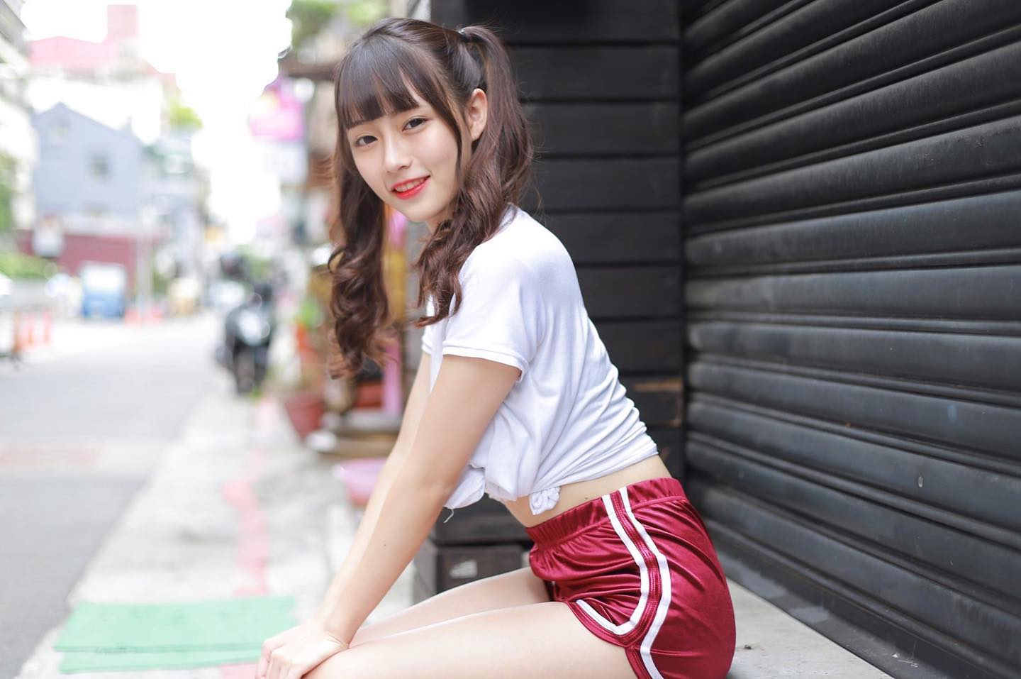 超白嫩正妹「Angela」笑容實在太卡哇伊，乳浪深溝讓人看到腦充血！ - 美女圖 -