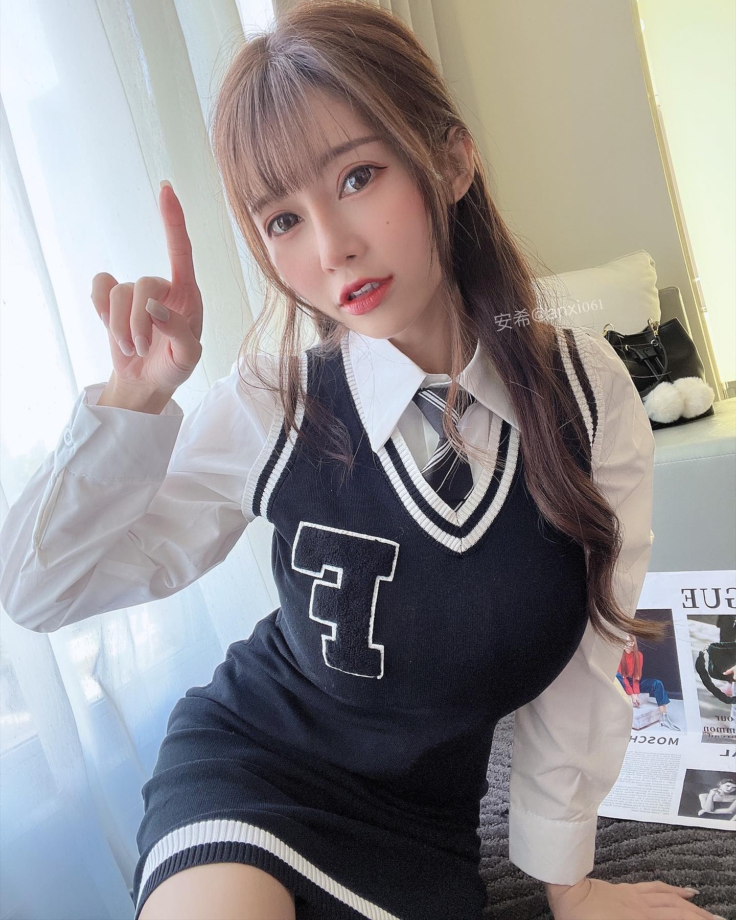 巨乳奶妹「安希 Vicky」鏈衫罩不住大凶器，粉絲自願雙手捧上！