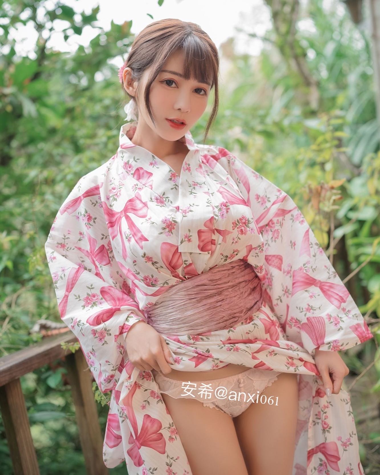 巨乳奶妹「安希 Vicky」鏈衫罩不住大凶器，粉絲自願雙手捧上！