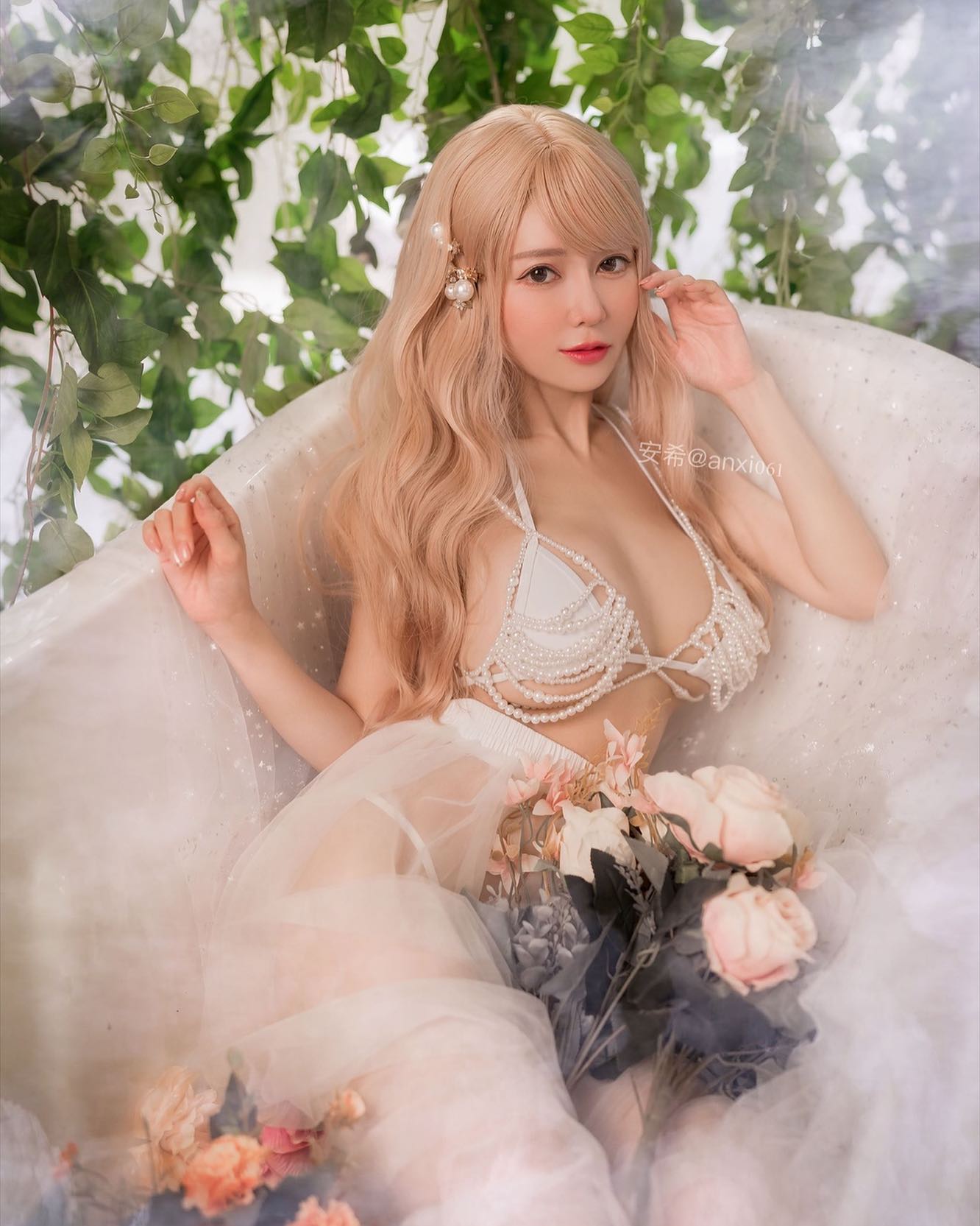 巨乳奶妹「安希 Vicky」鏈衫罩不住大凶器，粉絲自願雙手捧上！
