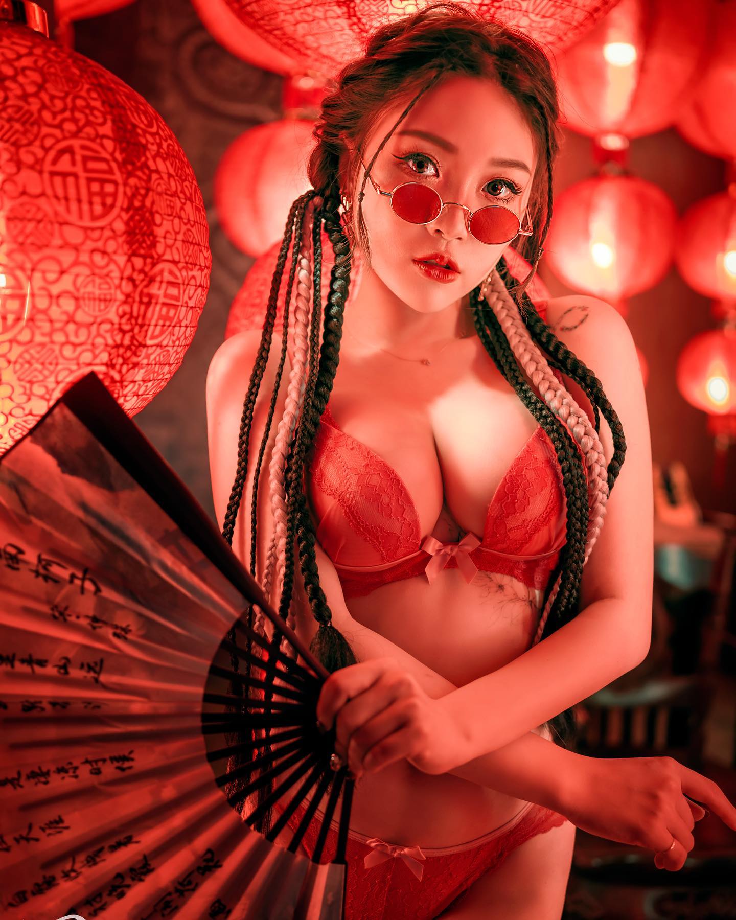 超誘惑正妹「mila咪啦」乳波不斷向前衝，讓人鼻血噴好噴滿！深V大爆深邃奶溝！ - 美女圖 -