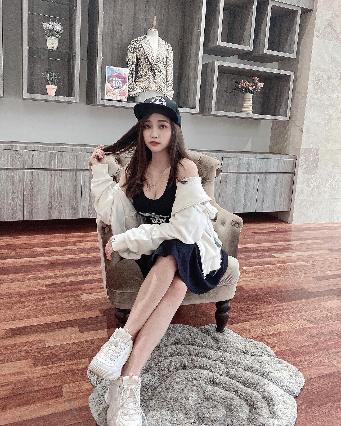 惹火妹子「Rainy Lly」巨大的嫩乳一不小心就要掉出來了！性感誘惑引爆飢渴 - 美女圖 -