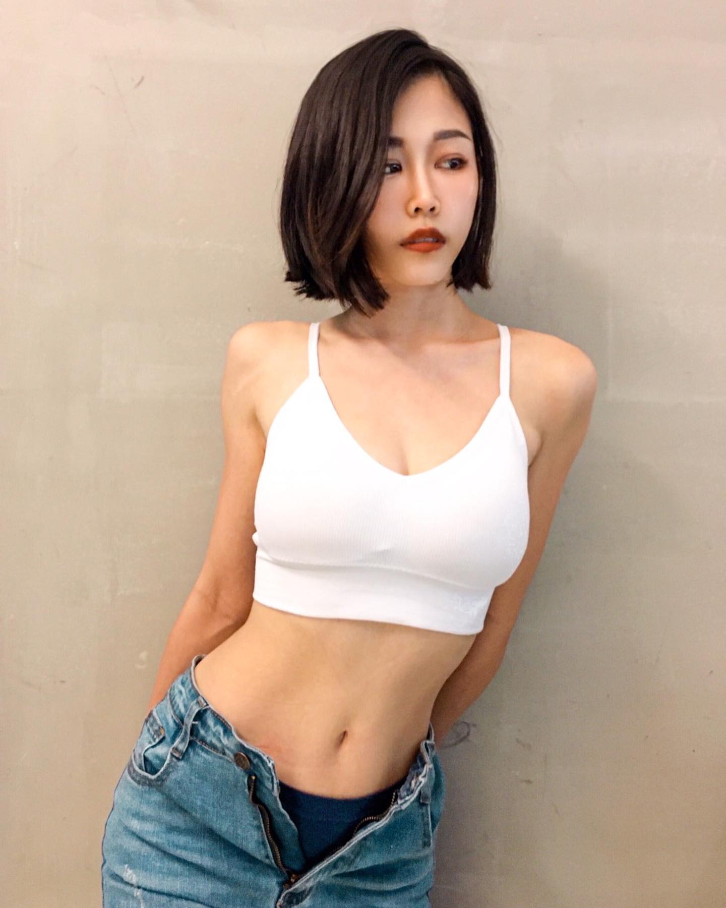 厚奶茶！茶飲店「火辣闆娘」手和領口一起倒奶，「鮮嫩乳香」讓顧客爆棚