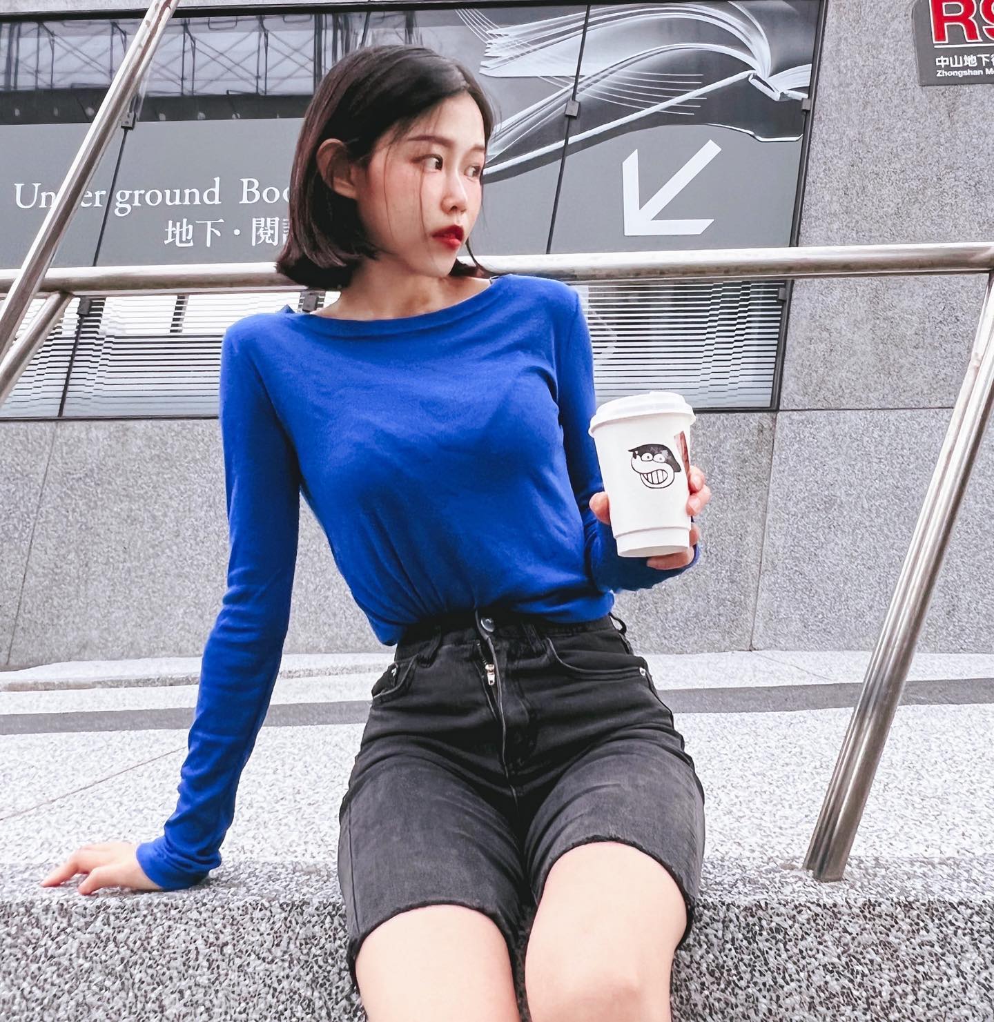 厚奶茶！茶飲店「火辣闆娘」手和領口一起倒奶，「鮮嫩乳香」讓顧客爆棚