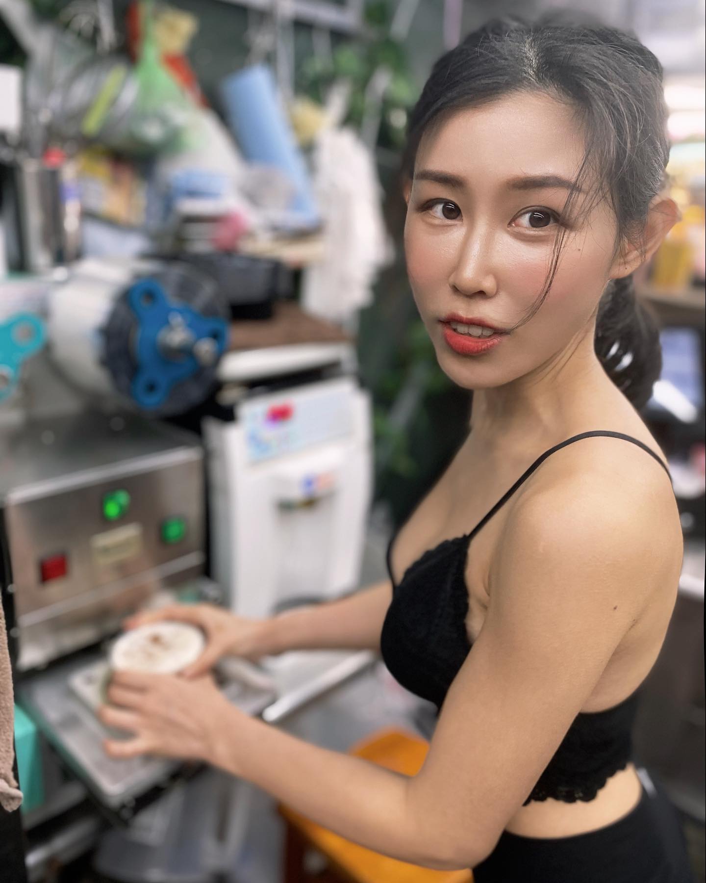 厚奶茶！茶飲店「火辣闆娘」手和領口一起倒奶，「鮮嫩乳香」讓顧客爆棚