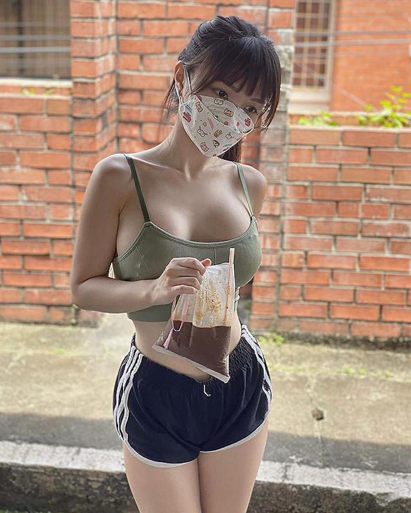 穿真理褲買咖啡的「爆乳馬尾妹」，「巨大乳量」直接誘惑放送！