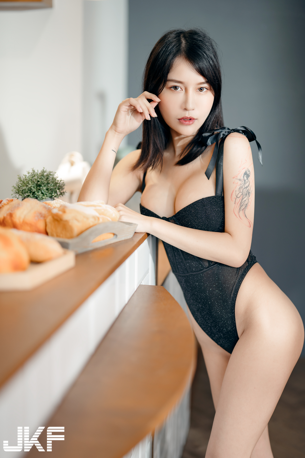 乳力全開！E奶正妹「毛毛」化身性感小野貓，嫵媚姿勢讓人想疼愛！