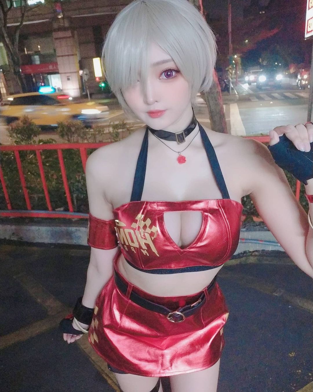 在台日本妹「秀奈」挺白嫩巨乳玩cosplay！超大膽姿勢讓人好想色色！