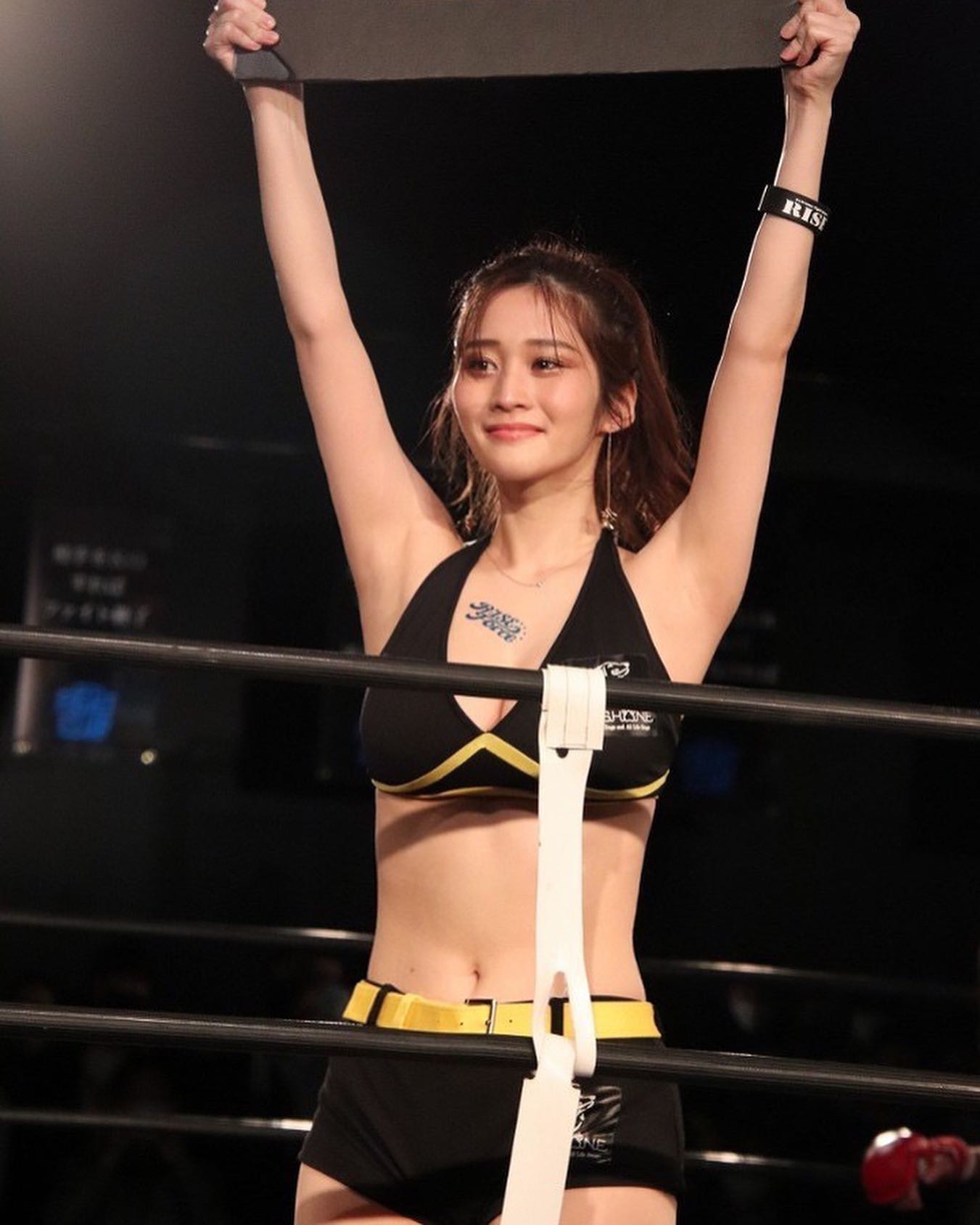 舉牌女郎「高橋凜」胸形又圓又大　昔日「乳搖女神」依然猛