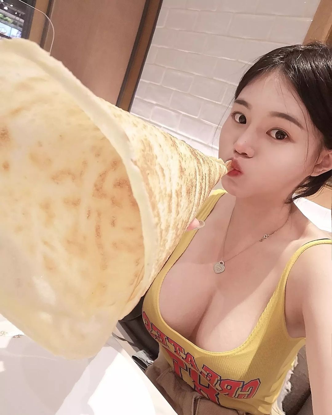 兇猛「巨乳正妹醫師」辣秀南半球，超狂比基尼設計「掉出2/3肉肉」，網友猛推：讚！