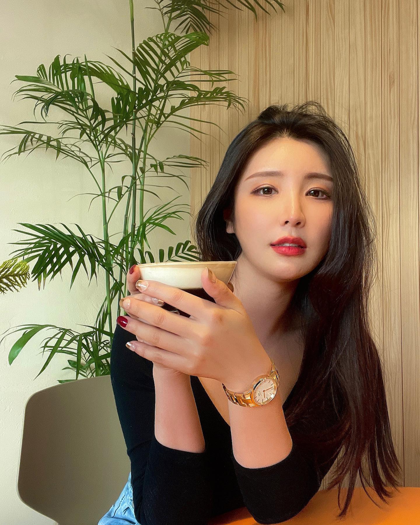 人美心善！「正妹社工」顏值高　馬尾造型清新有活力！