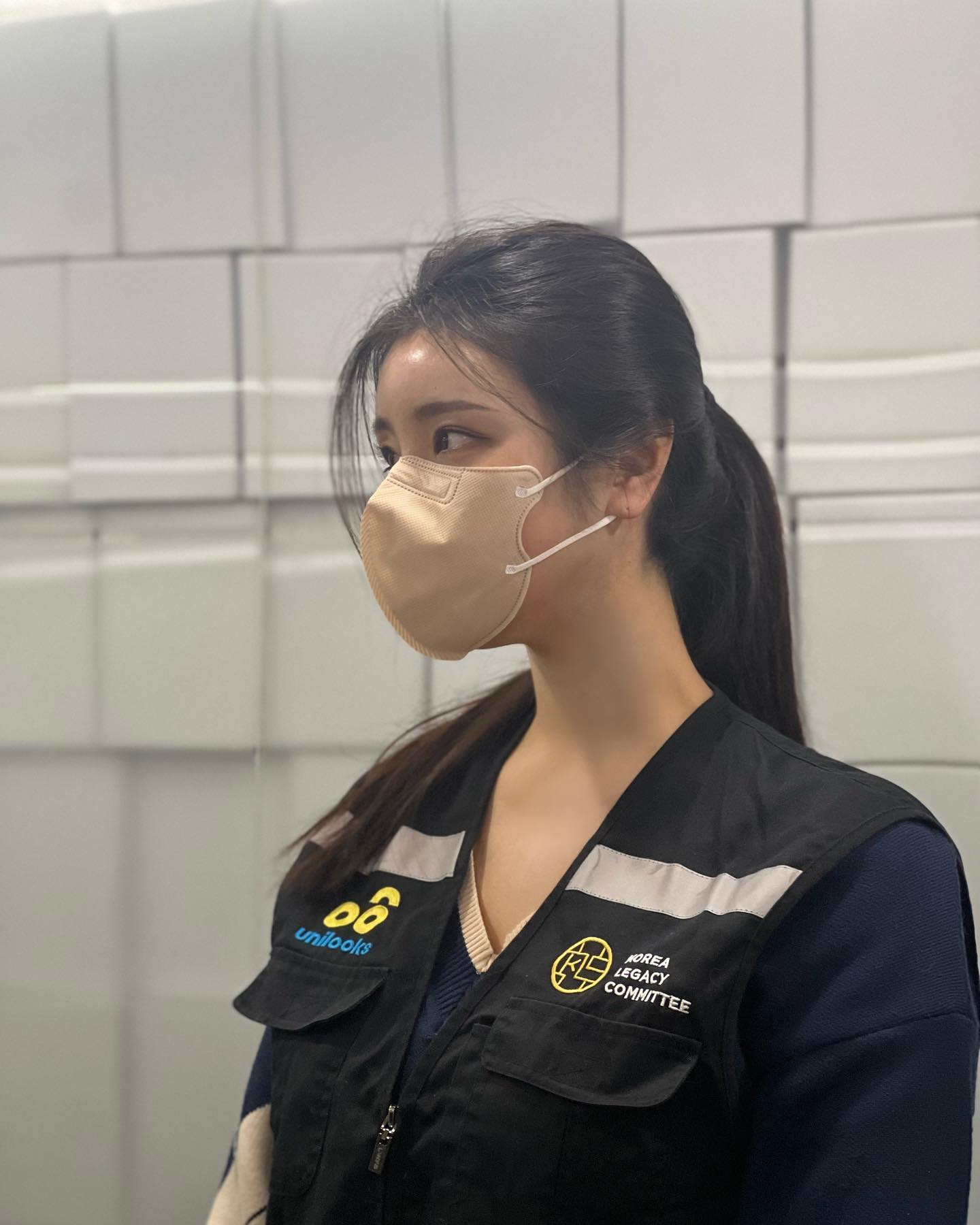 人美心善！「正妹社工」顏值高　馬尾造型清新有活力！