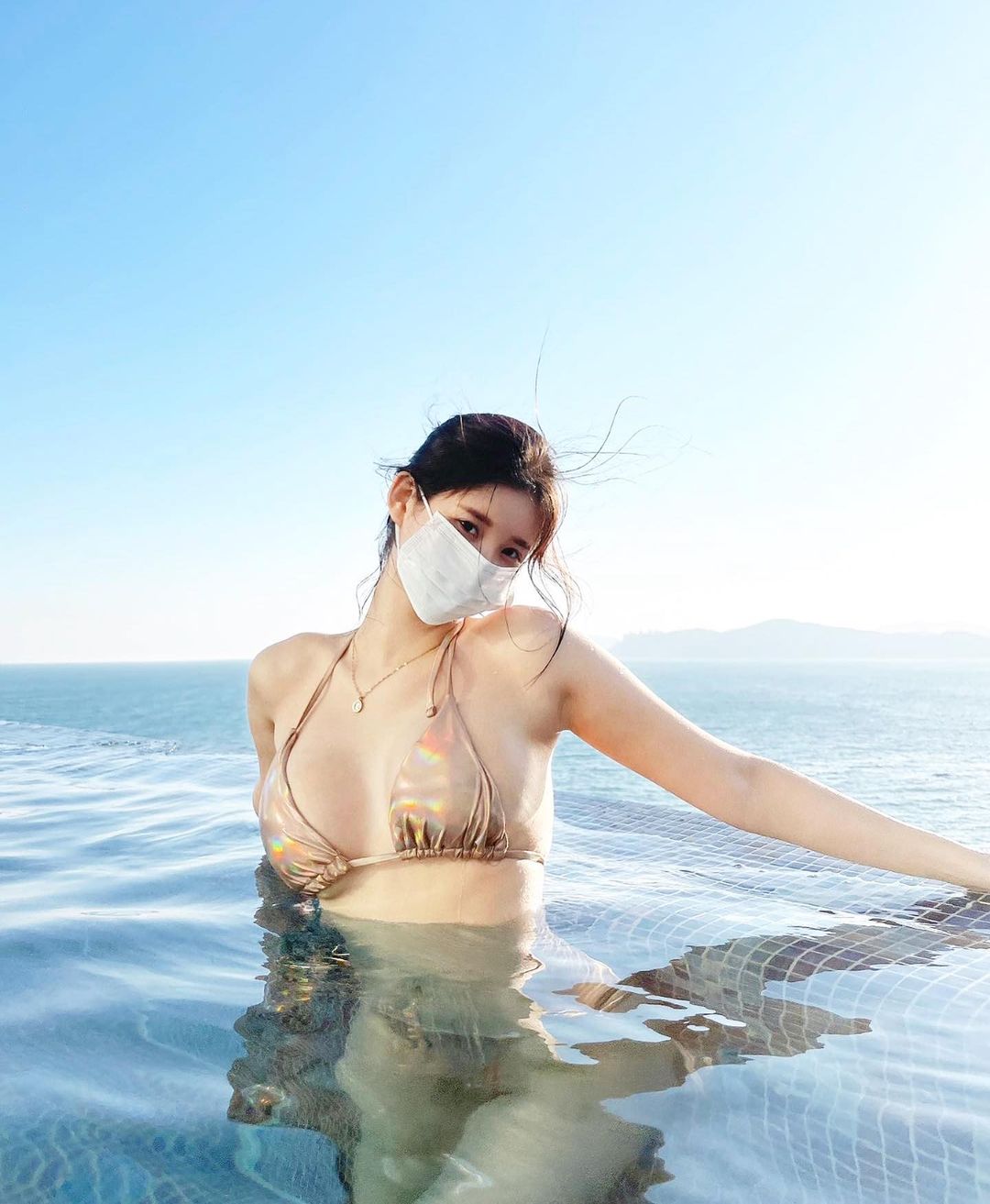 白皙正妹「居家辦公」穿衣好大膽！布料超少秀「白嫩腿間」，讓人想瘋狂放大檢查！