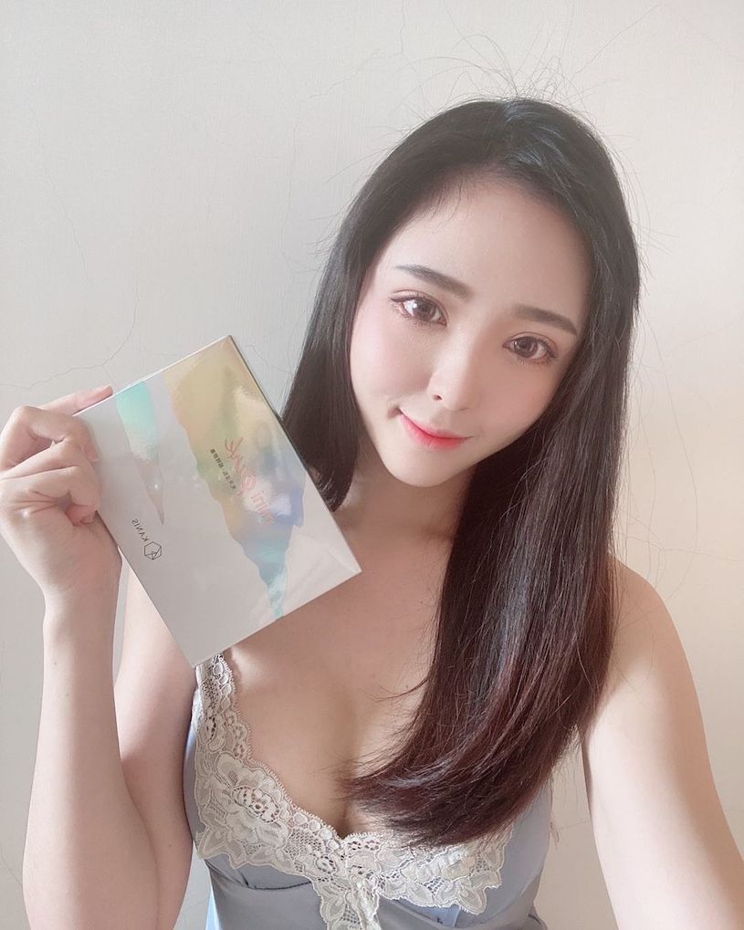 高顏值正妹「Meka_Ch」床上火辣自拍，「深溝微露」太讓人著迷！