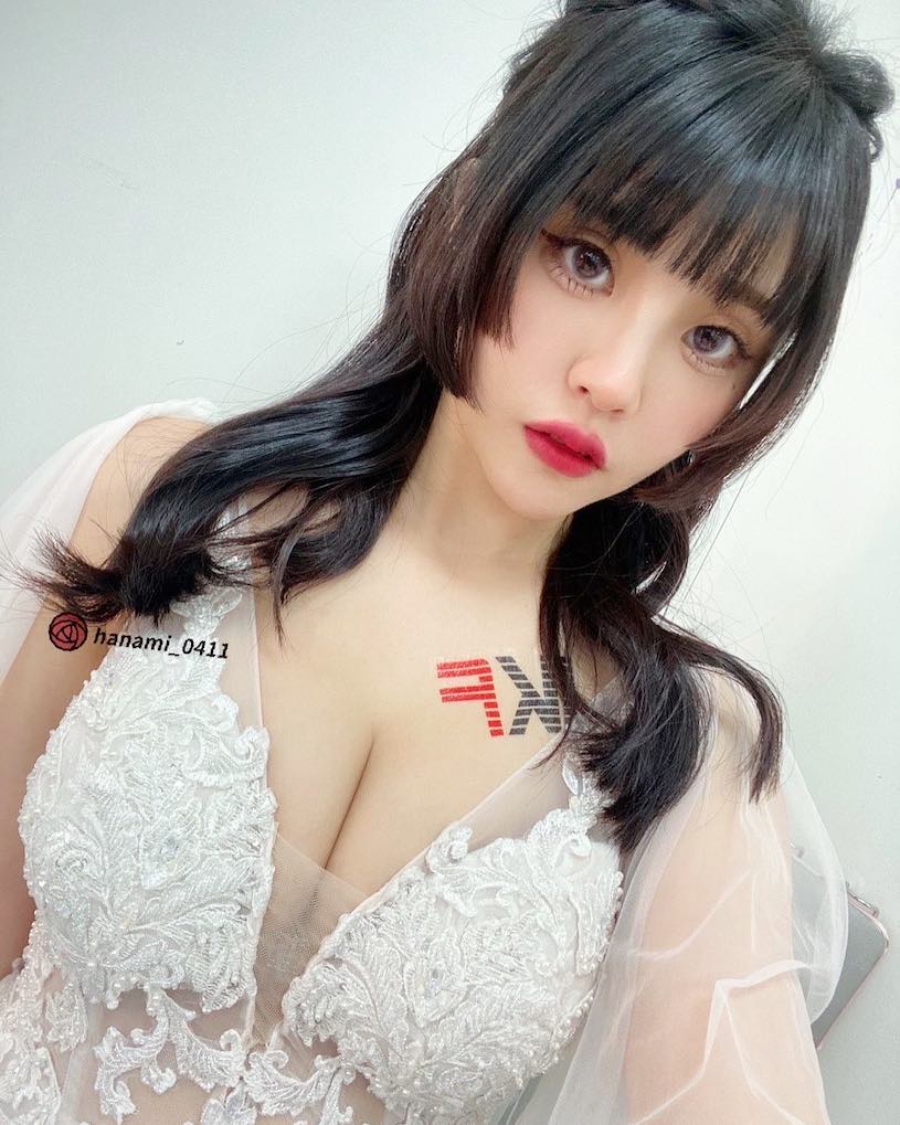 正妹「苡琍」胸前大挖空造型超辣，「飽滿乳量」太吸眼球！