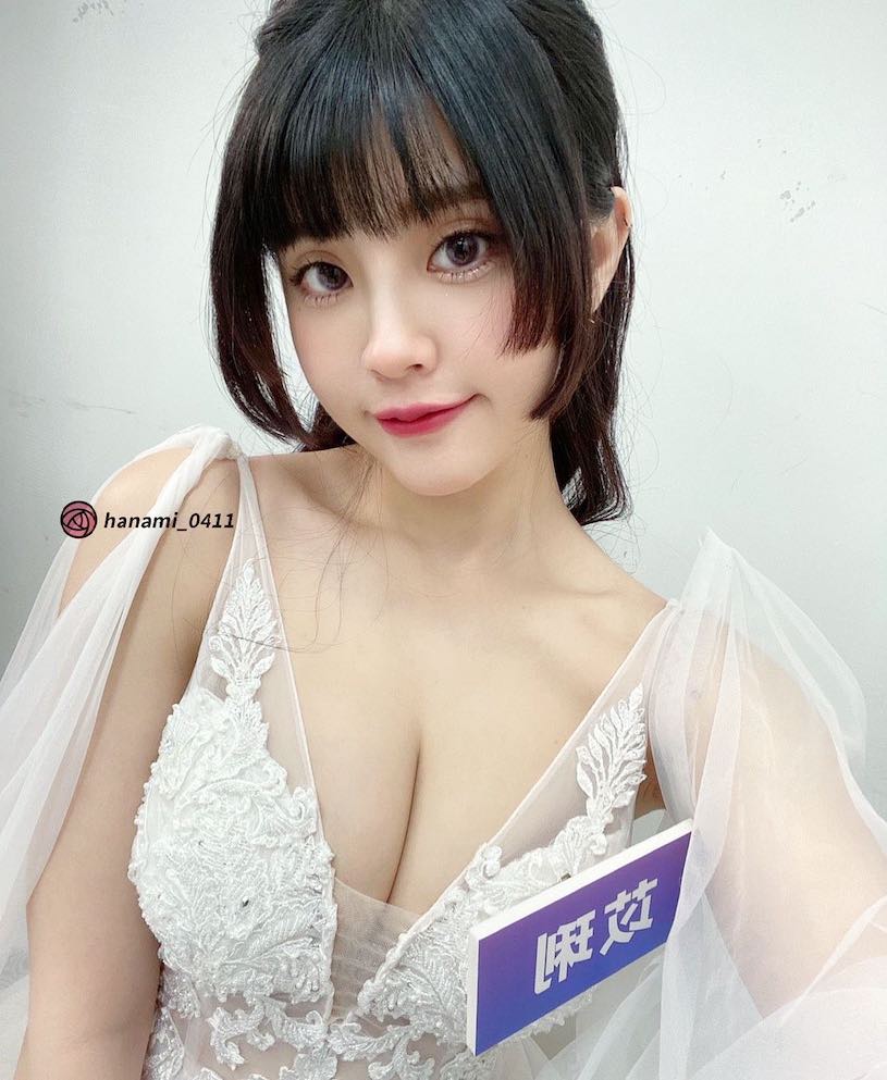 正妹「苡琍」胸前大挖空造型超辣，「飽滿乳量」太吸眼球！