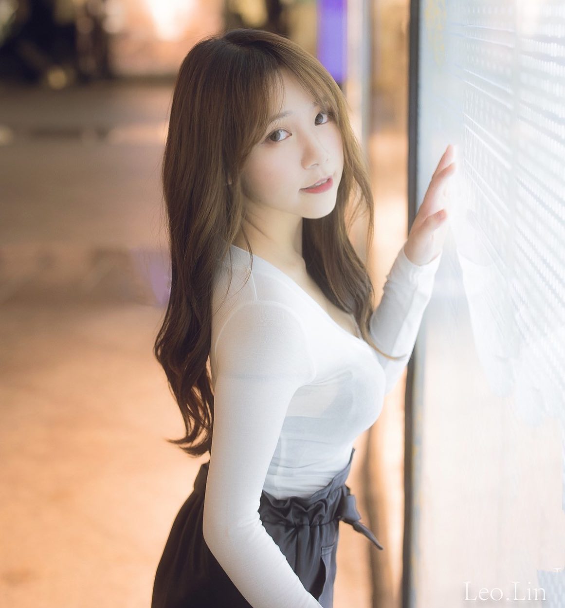 大眼少女「來兒」史庫水掏嫩乳，「深美濠溝」讓人失守理智！